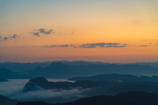 日出前山之间的云海