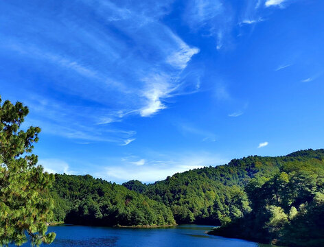 蓝天青山与湖水