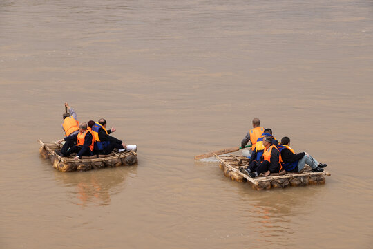 黄河上的羊皮筏子