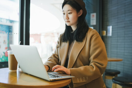 在咖啡店移动办公的年轻女性