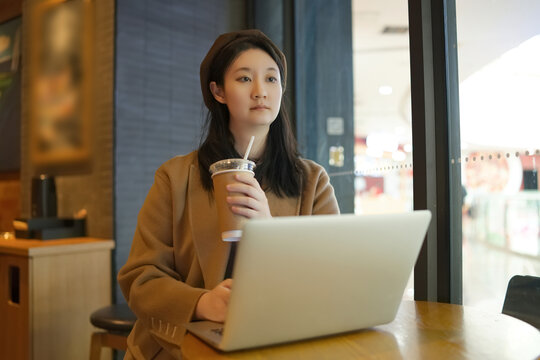 自信女性在笔记本电脑前处理工作