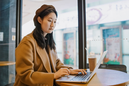 在移动办公的年轻女性