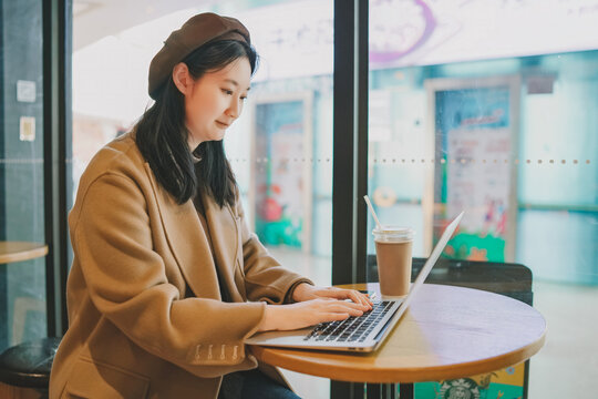 年轻女性在咖啡店移动办公