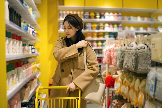 年轻女性在超市游览商品