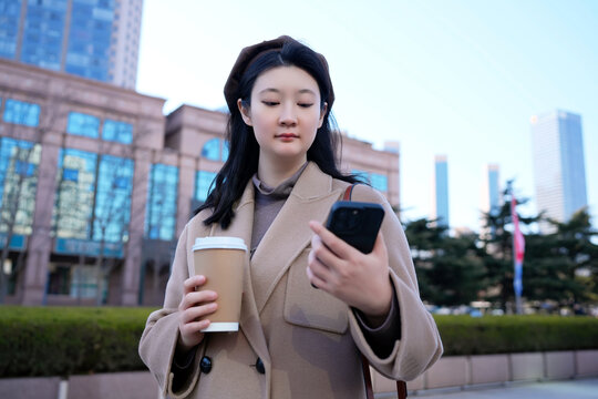 专业年轻女性在城市景观中行走