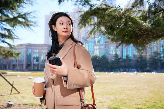 都市生活中的年轻女子街头行走