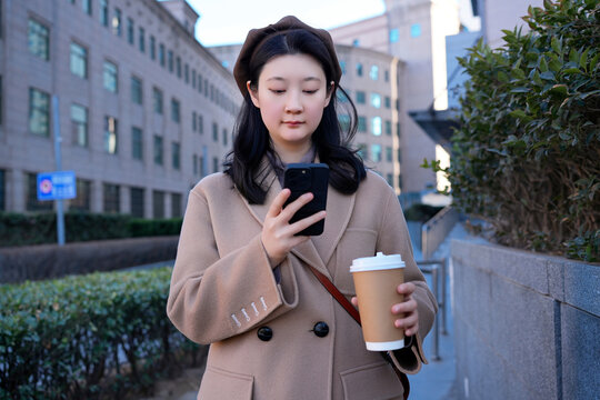 自信年轻女性在城市景观中