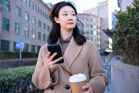 自信的年轻女性茶歇凝视