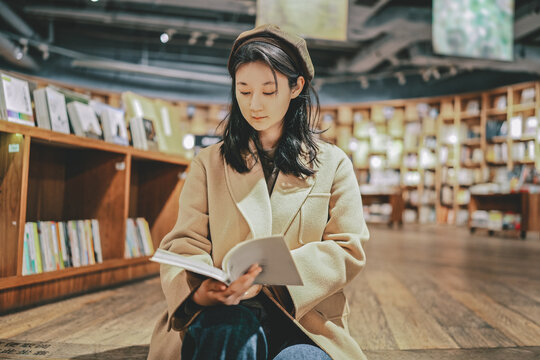 在书店沉浸在知识学习的女性