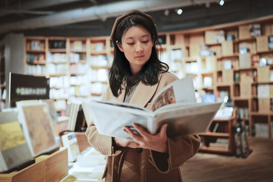 年轻女子在书店埋头阅读