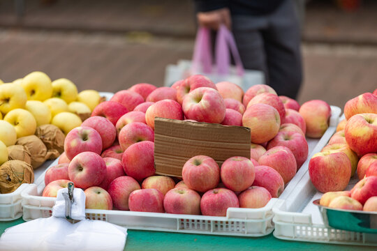 水果摊卖成堆红富士苹果