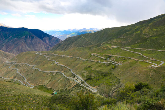 318道路山峦起伏