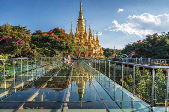 景洪大佛寺大金塔建筑风光