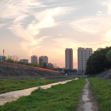 夕阳下的小溪