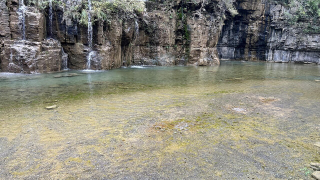 山间泉水