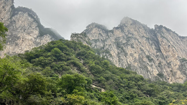 巍峨山峰