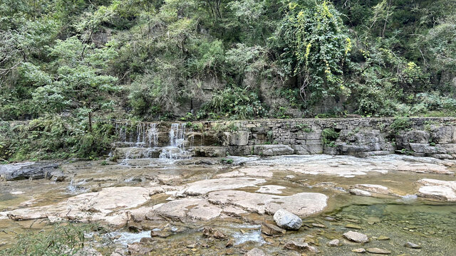 山间泉水