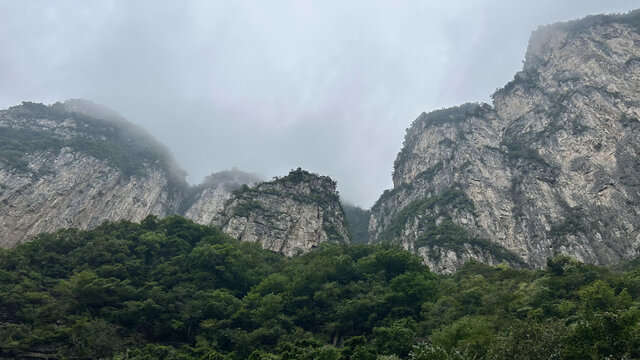 山间雨后雾气