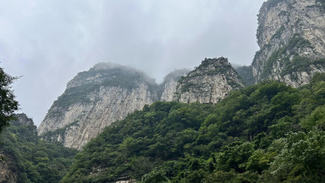 山峰雾气