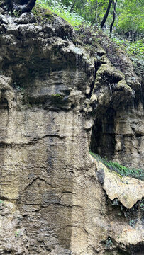 山间岩石流水