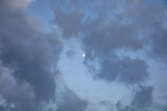 蓝天白云云朵云彩月亮