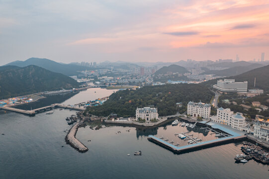 大连老虎滩渔人码头灯塔城市夜景