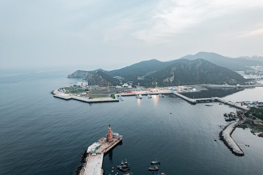 大连老虎滩渔人码头灯塔城市夜景