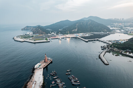 大连老虎滩渔人码头灯塔城市夜景