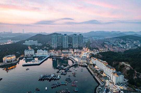 大连老虎滩渔人码头灯塔城市夜景