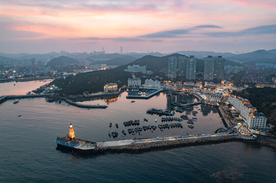 大连老虎滩渔人码头灯塔城市夜景