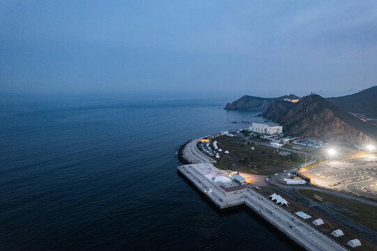 大连老虎滩渔人码头灯塔城市夜景