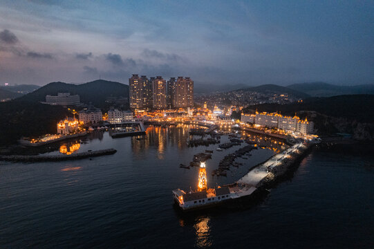 大连老虎滩渔人码头灯塔城市夜景