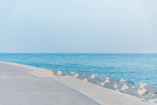 海边堤坝防波堤