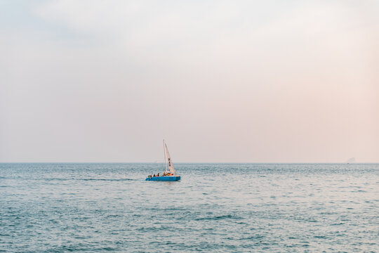 大连海岸风光帆船旅游