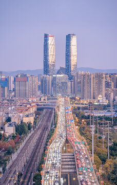 云南昆明高峰时段拥堵的城市道路