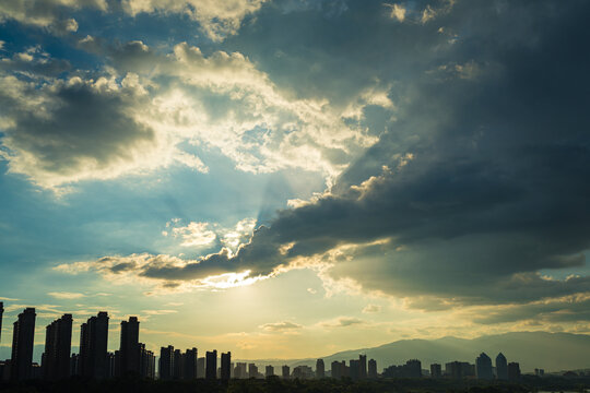 夕阳下的城市轮廓