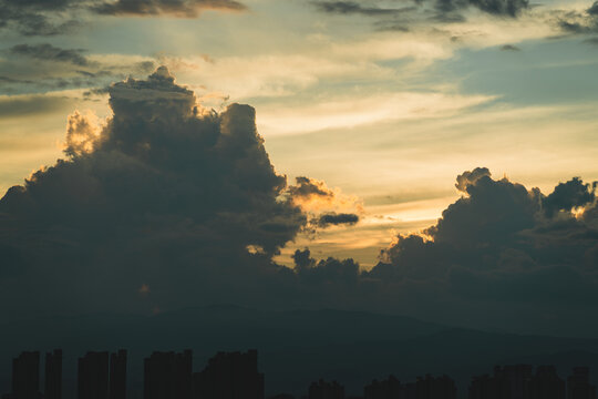 夕阳下的城市轮廓