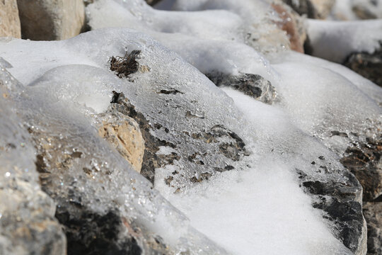 石头和冰