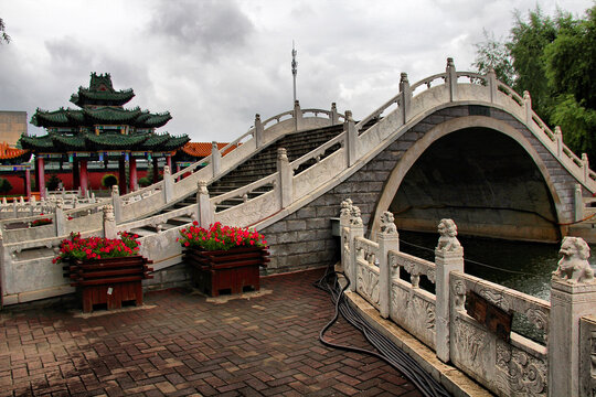 佳木斯佛光寺中式桥梁喷泉广场