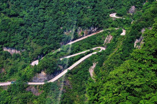 天门山盘山公路悬崖峭壁