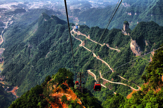 张家界旅游天门山盘山路