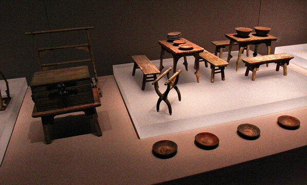 山东博物馆陶制桌凳