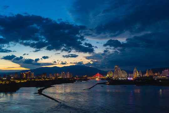 澜沧江旁的城市与日落