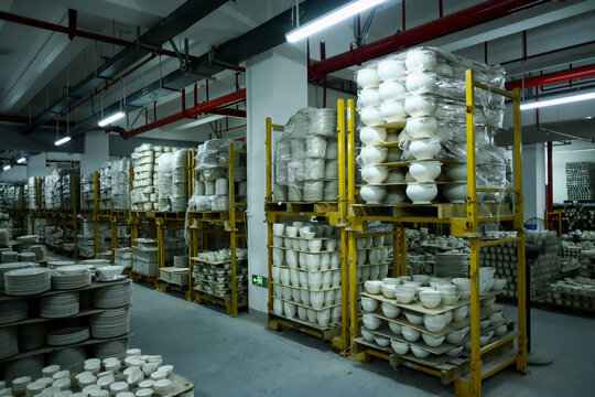 工厂生产瓷器存放仓库