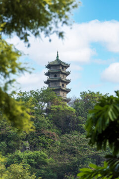 山顶古塔