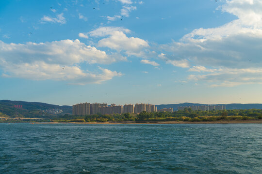 澜沧江旁的城市和天空