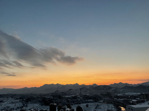 日出雪景