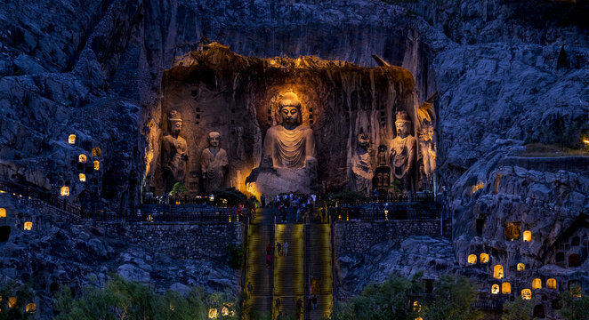 龙门石窟夜景