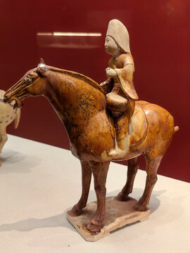 唐代彩色釉陶骑马俑