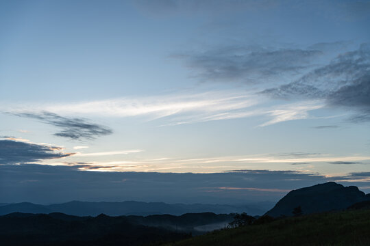 山顶的天空和风景